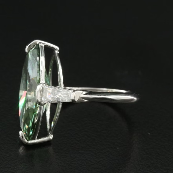Elegant Green Diamond Marquise Cut Ring - Picture 4 of 8